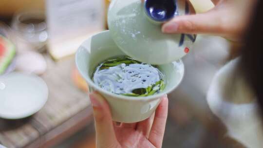 女生品茶喝盖碗茶-成都陈锦茶铺