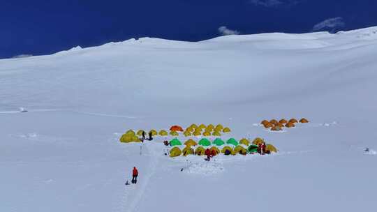 航拍攀登新疆慕士塔格峰雪山登山者C2营地