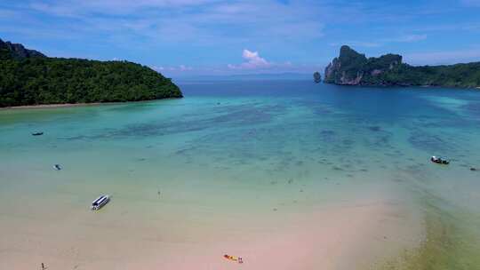 Koh Ph Phi Don Thailandturqouse彩色海洋，海滩上有皮划艇和长尾船视频素材模板下载
