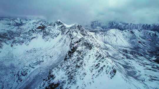 航拍震撼雪山风景