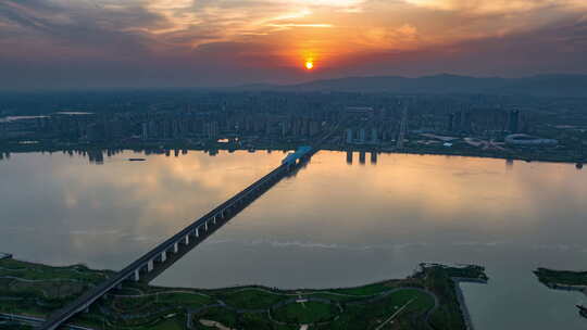 日落下的高铁跨江大桥来往的列车航拍延时