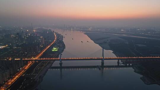 武汉天兴洲大桥夜景平视直推镜头