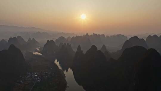 日出时分的壮丽山脉全景