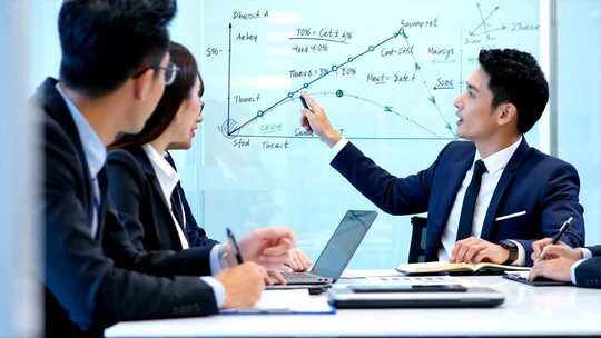 企业团队会议讨论数据分析团队协作