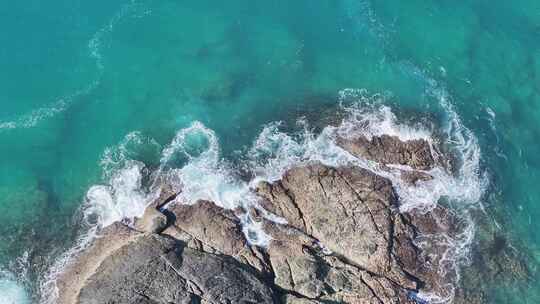 海浪拍打礁石大海浪花礁石