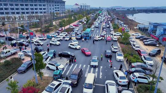 城市道路车辆行人拥堵景象