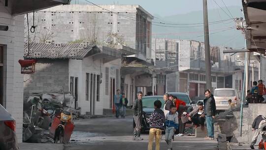 云南昭通农村小镇上路边的大人小孩视频素材模板下载