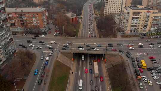 高速公路和桥梁上汽车通过的空中延时