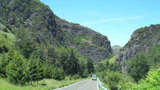 森林开车第一视角树林山路行驶公路远途风景