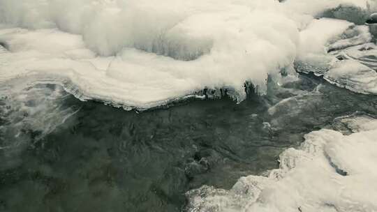 水面上大量积雪堆积的景象