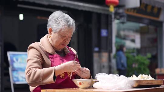 古街上包混沌的白发老奶奶