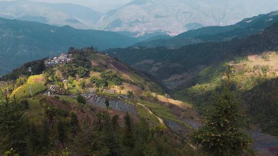 云南山区光影变化里的大山村寨