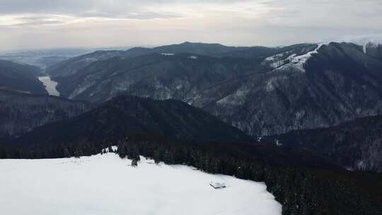罗马尼亚阿尔日伊泽尔-帕普萨山脉白雪覆盖