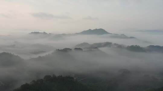 云雾缭绕的山峰