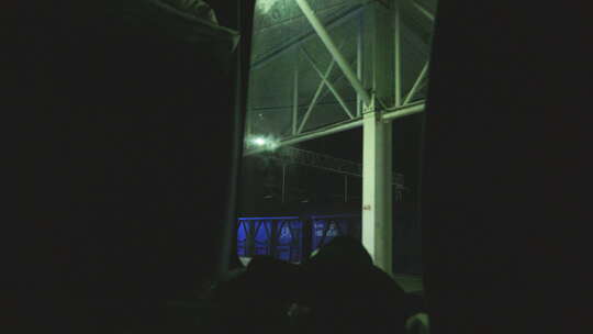火车站里火车凌晨向外行驶视频素材模板下载