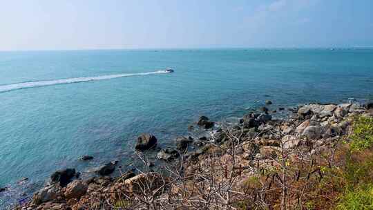 海南早晨海岛日出大海海浪拍打礁石