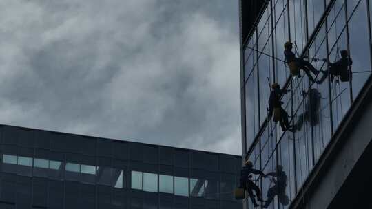 城市楼宇清洁高空作业蜘蛛人视频素材模板下载