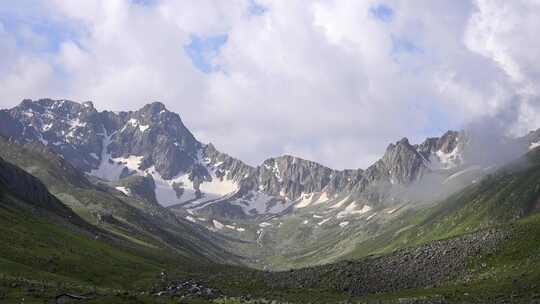 冰川U谷和高山草甸背景下的落基山脉