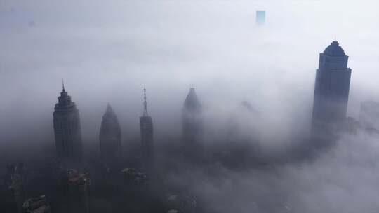 云雾缭绕的城市云海
