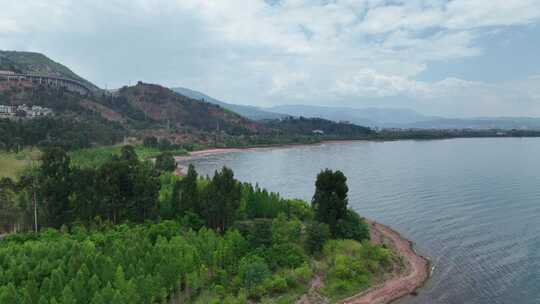 航拍云南抚仙湖岸边风景青山绿色美景视频素材模板下载