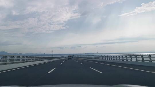 蓝天白云、跨海大桥、行车记录仪、窗外风景