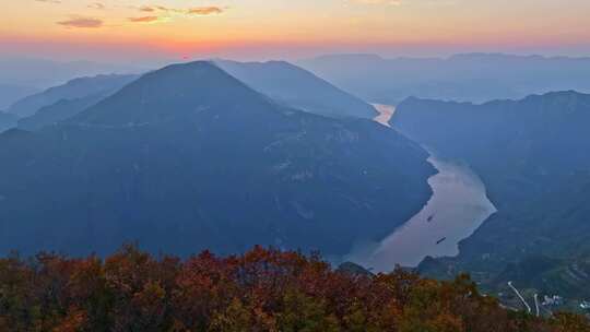 大气航拍巫峡云海红叶