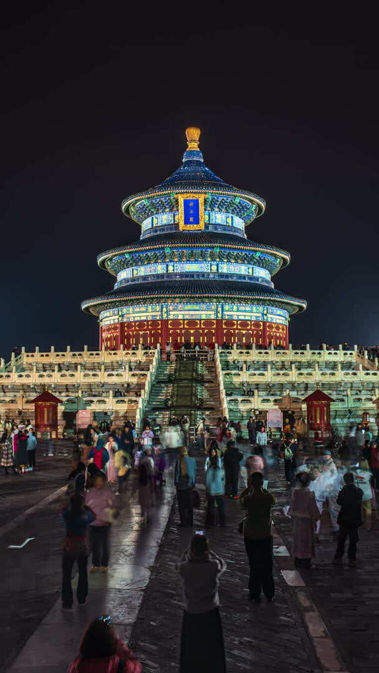 天坛祈年殿夜景亮灯历史建筑旅行假日游客