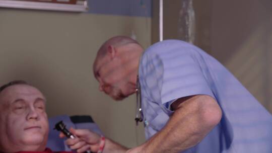 医生在病房给病人做检查特写视频素材模板下载