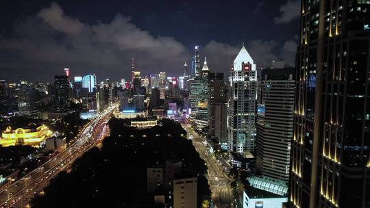 上海市中心金融区车流交通夜景