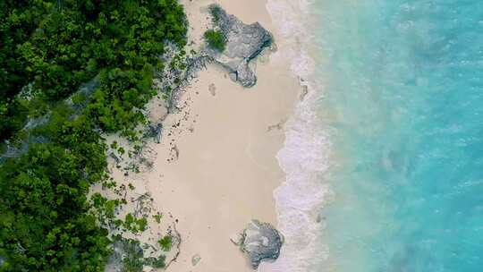 航拍海滩海水生态风景