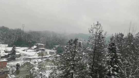 在高速的火车上看窗外的风光雪景