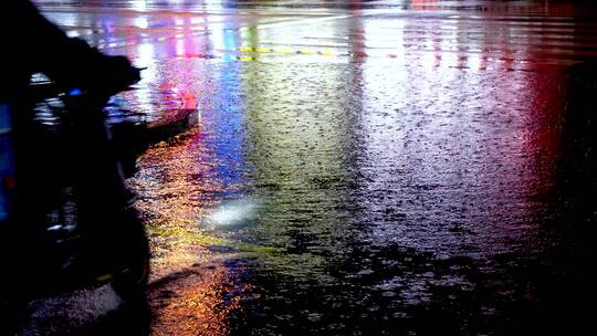 夜晚雨天外卖送餐路面积水雨水溅起水花含声