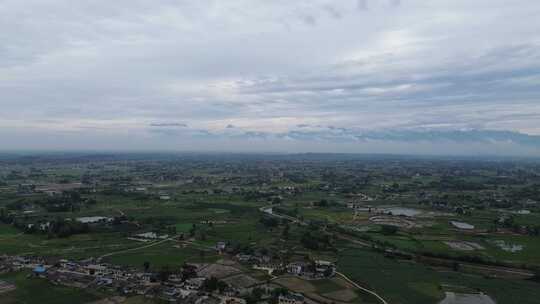 四川德阳罗江区高山下的平原土地