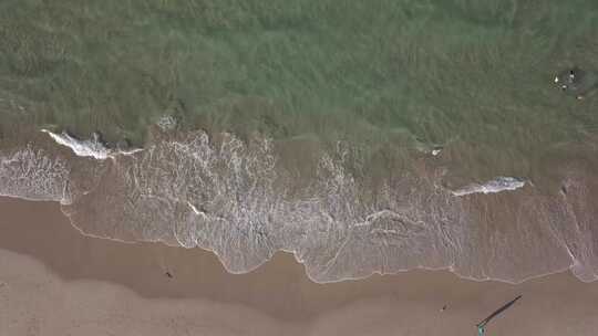 海浪冲击沙滩，俯瞰的视角