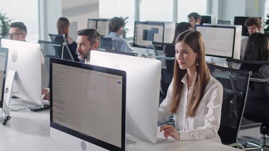 互联网企业办公室日常工作镜头