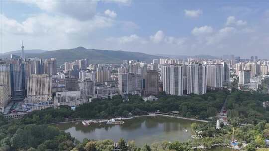 城市中的湖泊与高楼大厦景观西宁人民公园