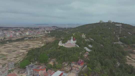 山林中的村落与圆顶建筑的鸟瞰全景