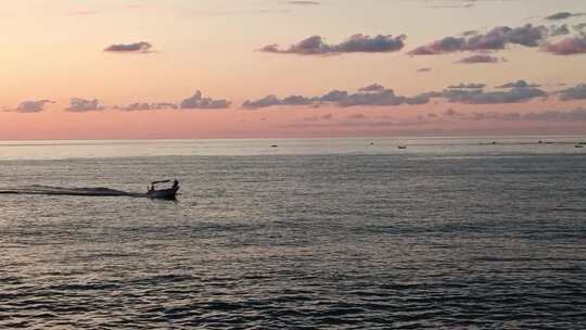 海边夕阳快艇在海面驶过