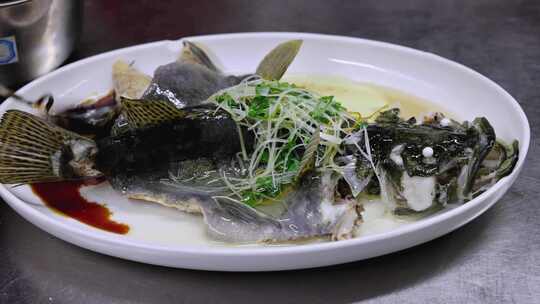 清蒸鱼淋油烹饪过程特写