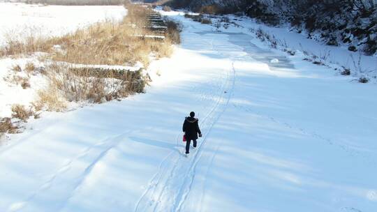 航拍东北冬天雪地行走，滑冰
