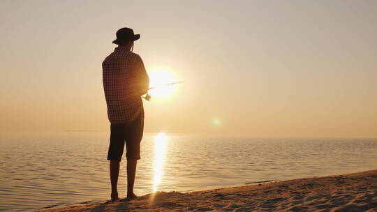 黄昏时分年轻人在海边钓鱼