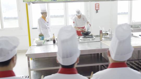厨师现场给学员教做中餐视频素材模板下载