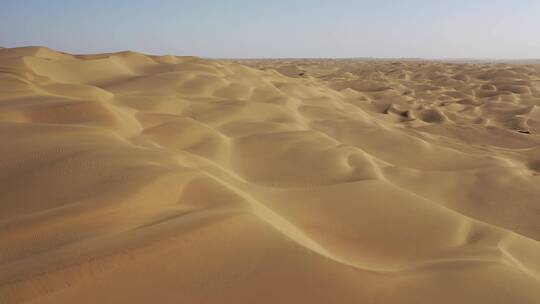 航拍新疆塔里木盆地塔克拉玛干沙漠风光视频素材模板下载
