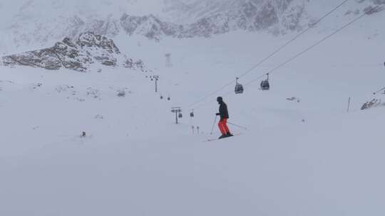 飞驰在山间的滑雪者视频素材模板下载