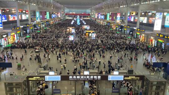 上海虹桥火车站人流进站出站4K实拍视频素材模板下载