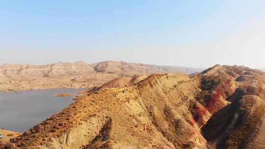 彩色峡谷上的游客徒步旅行