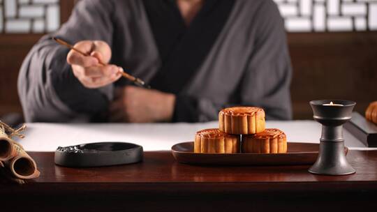 古代文人墨客书房书桌木盘上广式月饼
