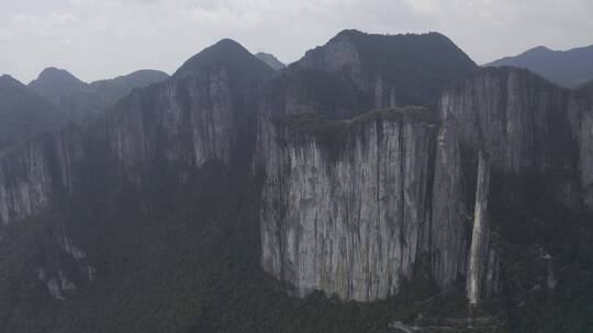 中国湖北恩施大峡谷风景区大气磅礴山峦悬崖