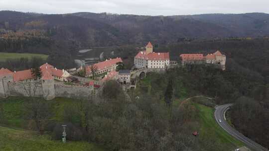 捷克共和国布尔诺维维里城堡的4K无人机镜头。捷克多雨景观视频素材模板下载