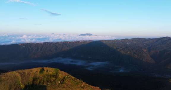 空中小车在巴图尔山山顶小径日出，阴影在山